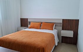 Lindo apto de 2 quartos e 1 banheiro c/ garagem